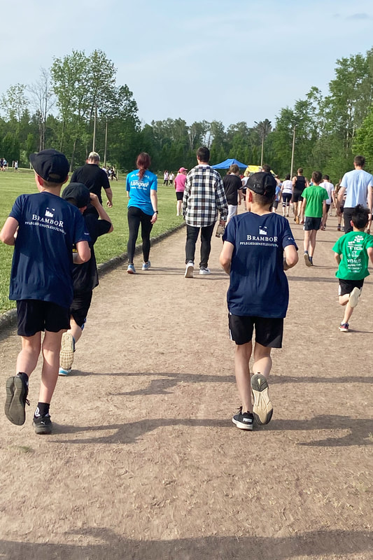 Foto zum Beitrag „Laufen für die Kinderkrebsforschung“: spende lauf aktion waldheim 2022 stadion massanei