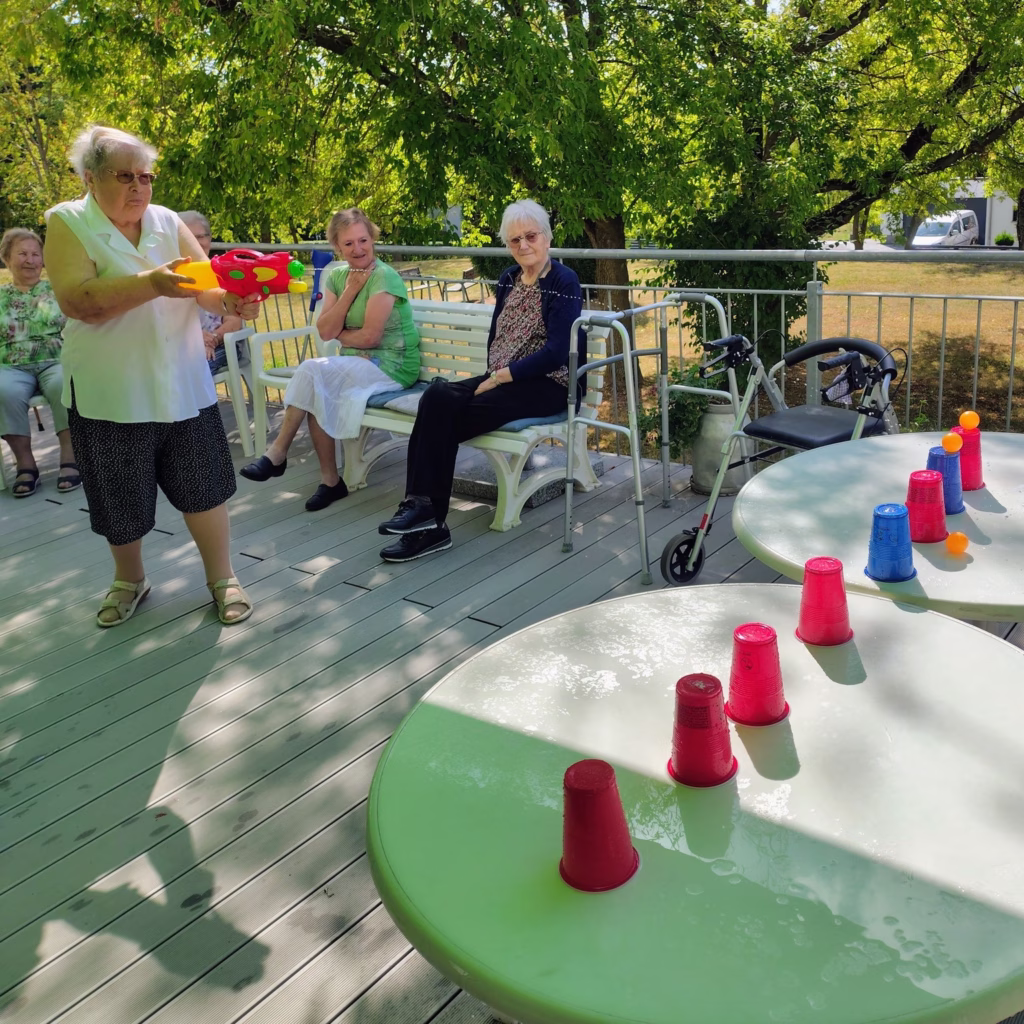 Spielrunde mit Wasserspritzpistolen in der Tagespflege, Foto 2