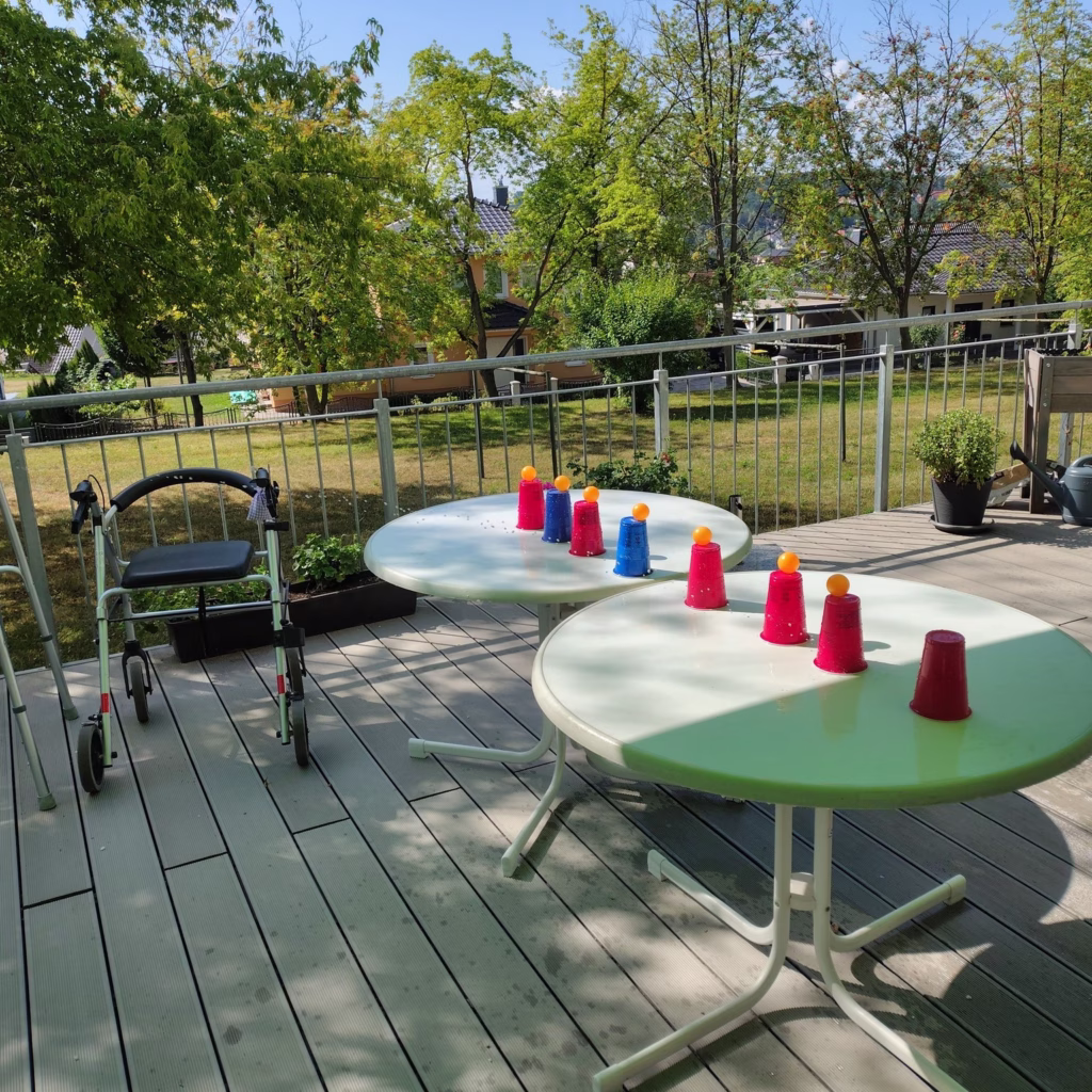 Spielrunde mit Wasserspritzpistolen in der Tagespflege, Foto 3