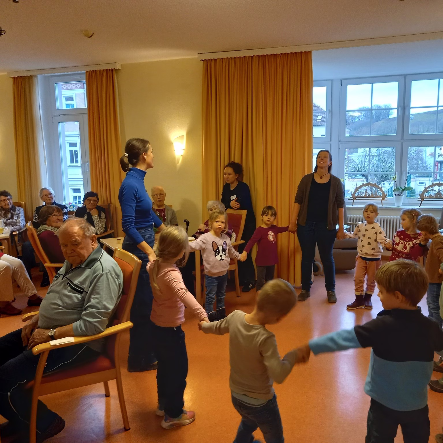 Weihnachtlicher Besuch in der Tagespflege Roßwein
