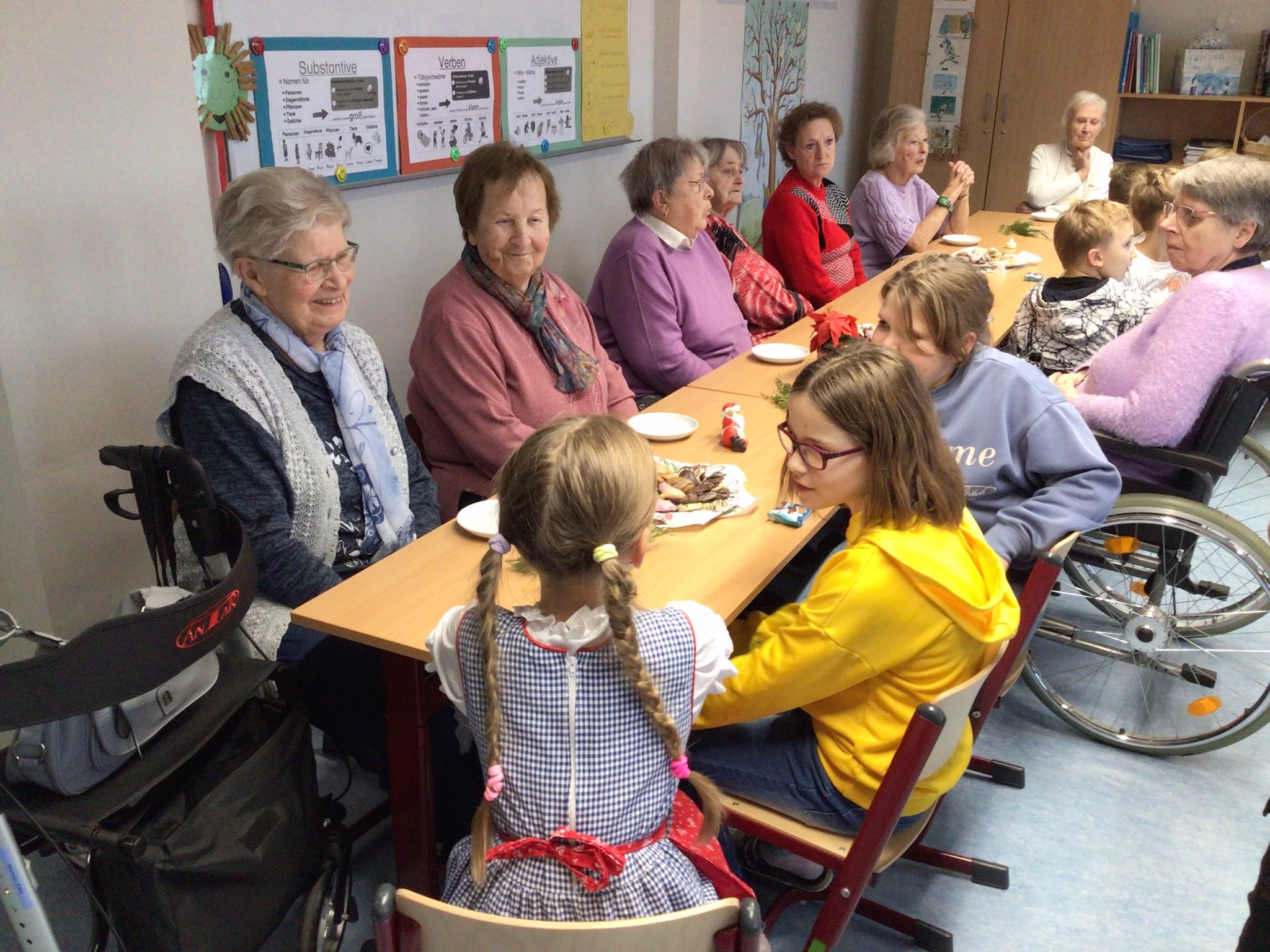 Weihnachtsfeier mit unseren Tagespflegen und den Brieffreunden aus der Schule