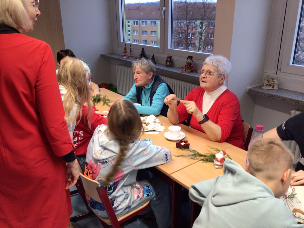 Weihnachtsfeier der Tagespflegen mit Schülerinnen und Schülern, Foto 5