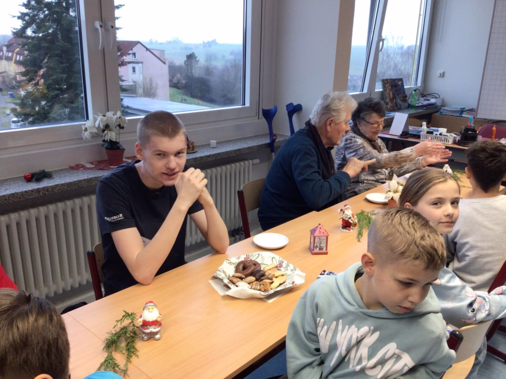 Weihnachtsfeier der Tagespflegen mit Schülerinnen und Schülern, Foto 8
