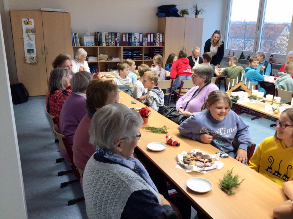 Weihnachtsfeier der Tagespflegen mit Schülerinnen und Schülern, Foto 9