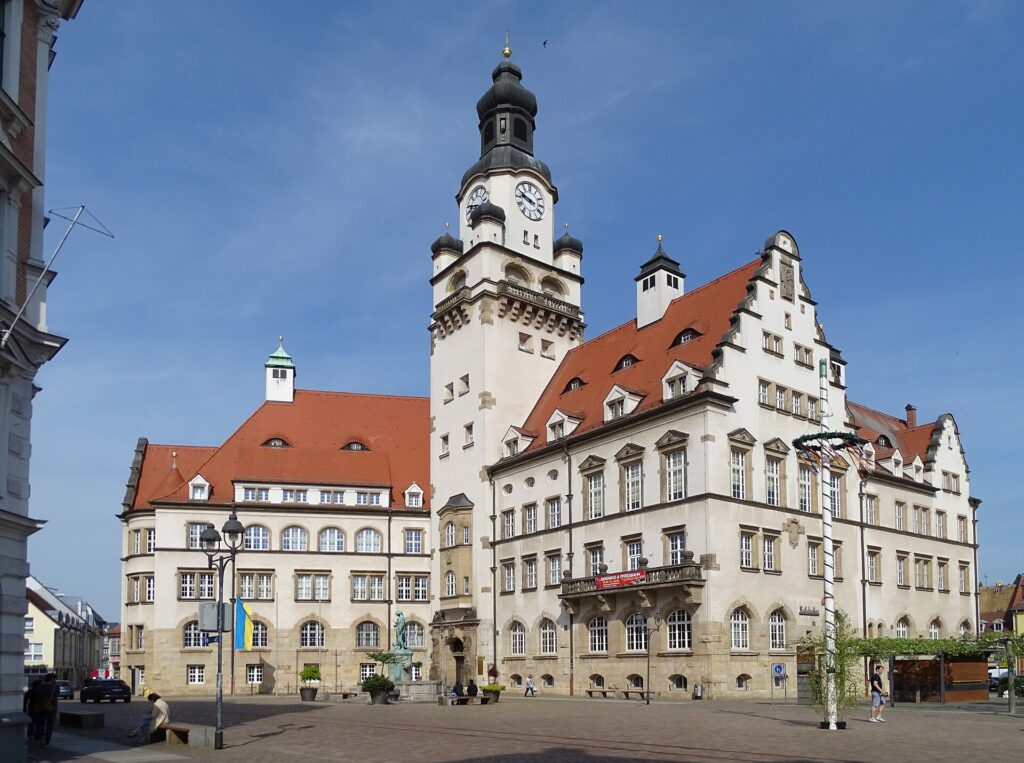 Das Döbelner Rathaus mit Uhrturm am Obermarkt unter blauem Himmel