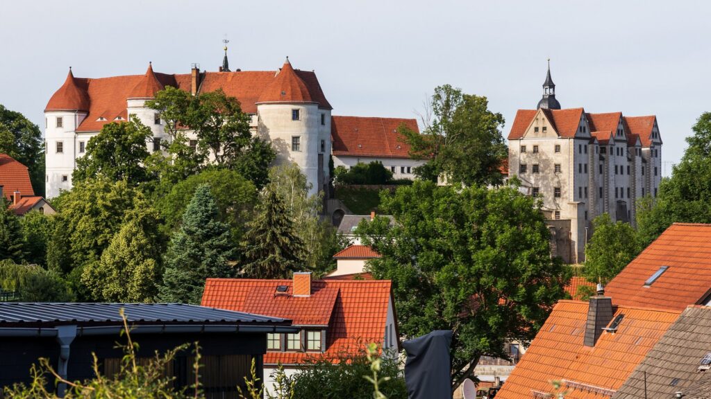 Schloss Nossen über den Dächern der Stadt