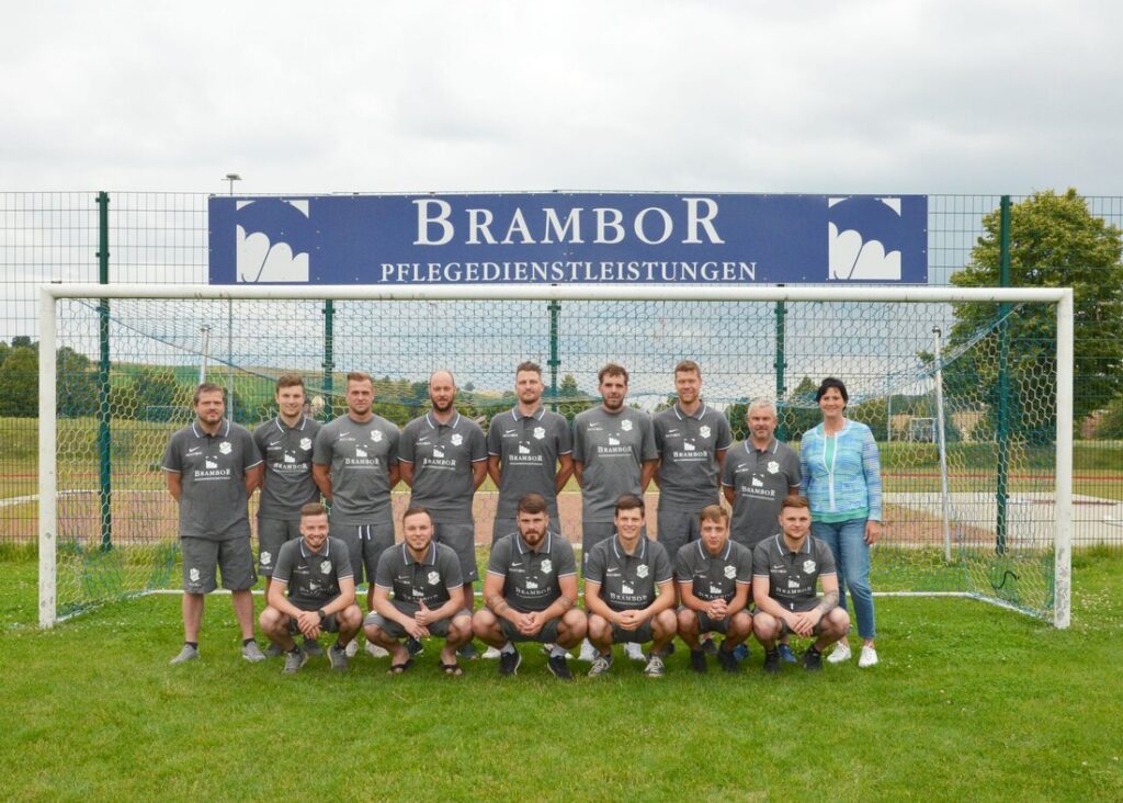 Fußballmannschaft des Roßweiner SV vor einem Tor mit Brambor-Banner