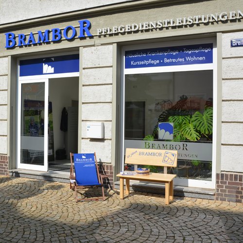Geschäftsstelle „Am Niedermarkt“ in Döbeln mit Brambor-Schriftzug über dem Schaufenster