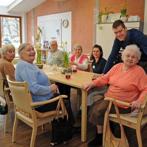 Gäste der Tagespflege „Zur Sonne“ in Döbeln am gedeckten Tisch