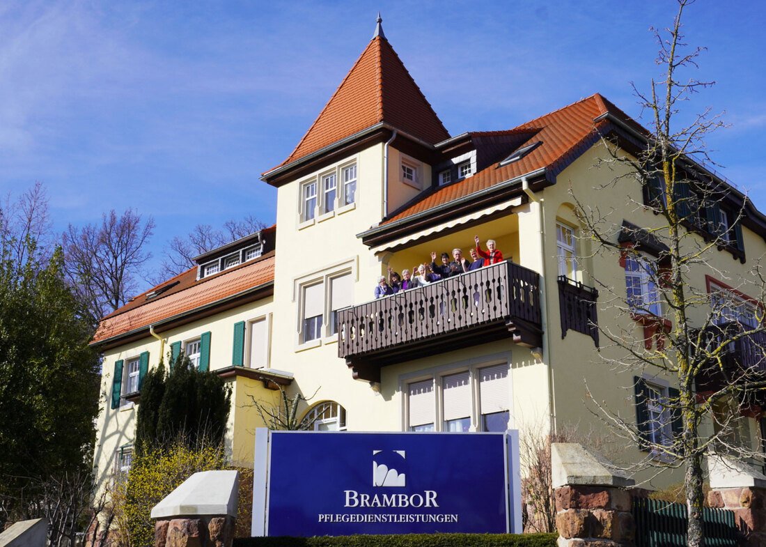 Betreutes Wohnen „Villa Brambor“ in Döbeln: Villa mit Türmchen und Balkon