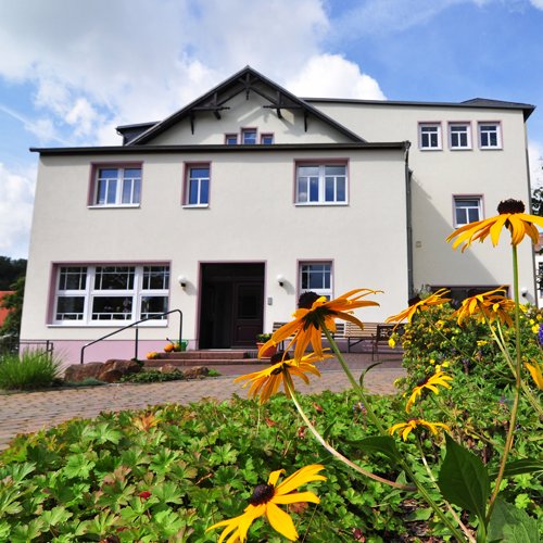 Villa „Zum Rüderpark“ in Roßwein, Vorderansicht mit Sonnenblumen