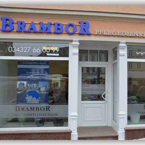 Geschäftsstelle Waldheim am Obermarkt mit Brambor-Schriftzug über dem Schaufenster