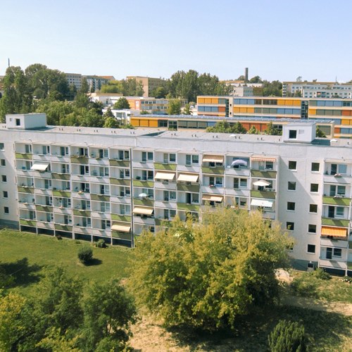 Wohnanlage „Sonnenterrassen“ in Döbeln-Nord von oben, davor Bäume und Grünflächen