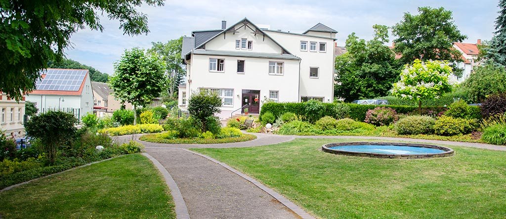 Villa „Zum Rüderpark“ in Roßwein mit Park und rundem Wasserbecken
